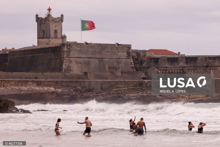 Primeiro banho de celebração do Novo Ano, em Carcavelos.
