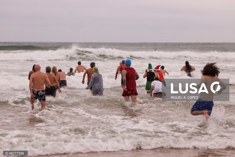 Primeiro banho de celebração do Novo Ano, em Carcavelos.