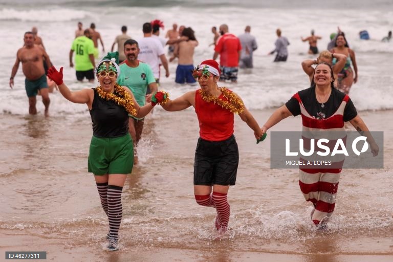 Primeiro banho de celebração do Novo Ano, em Carcavelos.
