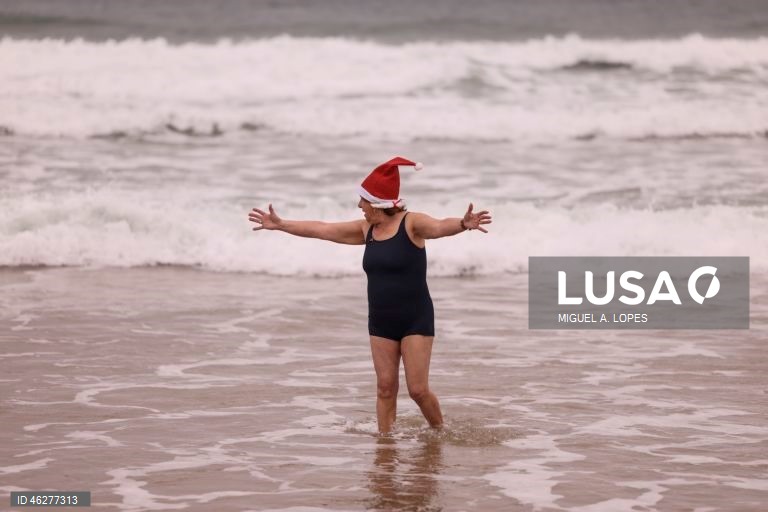Primeiro banho de celebração do Novo Ano, em Carcavelos.
