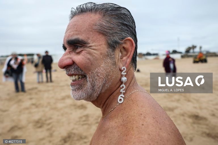 Primeiro banho de celebração do Novo Ano, em Carcavelos.