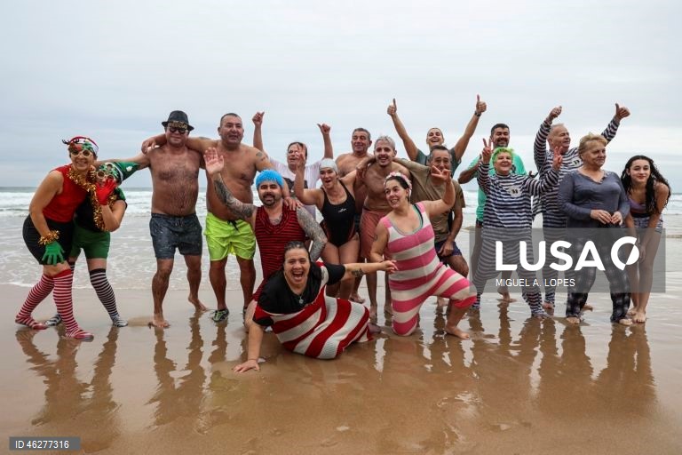 Primeiro banho de celebração do Novo Ano, em Carcavelos.