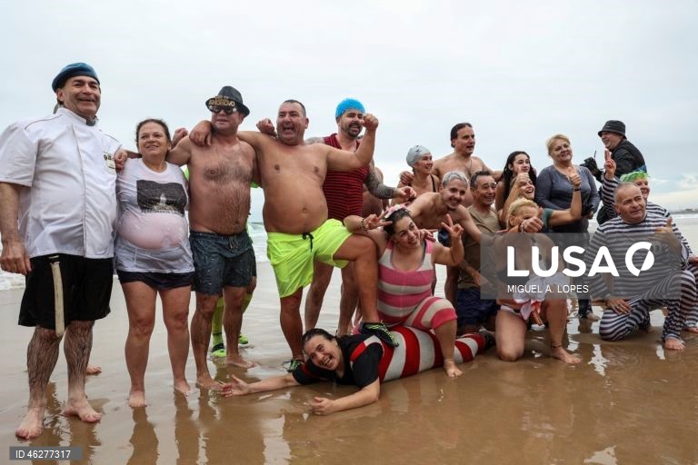 Primeiro banho de celebração do Novo Ano, em Carcavelos.