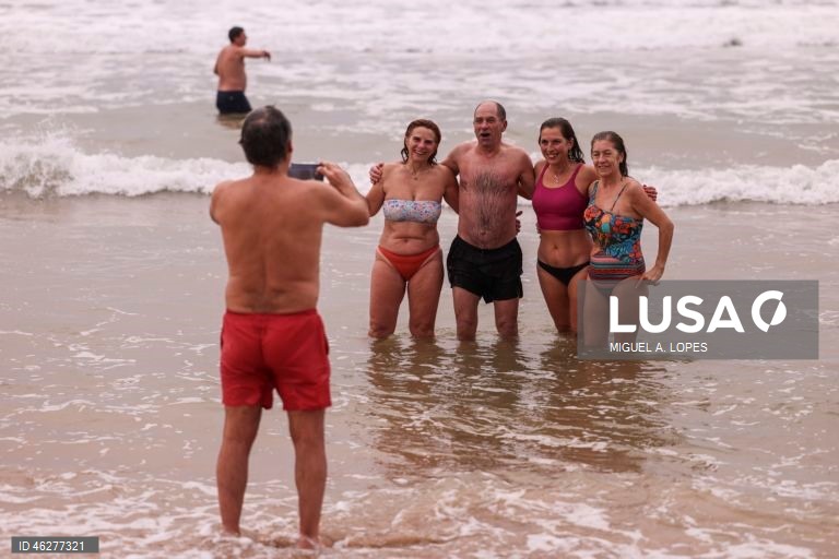 Primeiro banho de celebração do Novo Ano, em Carcavelos.