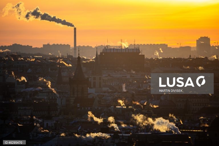 Temperaturas geladas em Praga. De acordo com o Instituto Hidrometeorológico Checo, à noite e no início da manhã, as temperaturas cairão para até 14 graus Celsius negativos na República Checa.