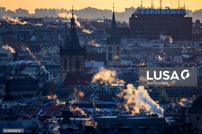 Temperaturas geladas em Praga. De acordo com o Instituto Hidrometeorológico Checo, à noite e no início da manhã, as temperaturas cairão para até 14 graus Celsius negativos na República Checa.