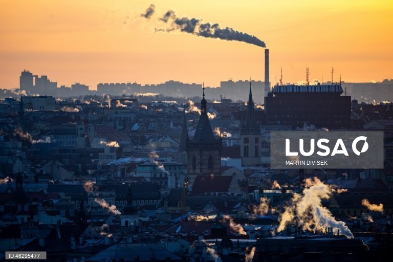 Temperaturas geladas em Praga. De acordo com o Instituto Hidrometeorológico Checo, à noite e no início da manhã, as temperaturas cairão para até 14 graus Celsius negativos na República Checa.