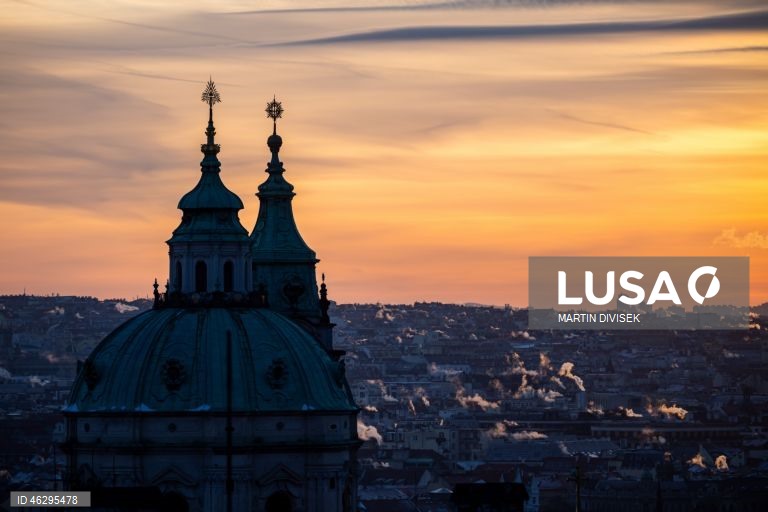 Temperaturas geladas em Praga. De acordo com o Instituto Hidrometeorológico Checo, à noite e no início da manhã, as temperaturas cairão para até 14 graus Celsius negativos na República Checa.