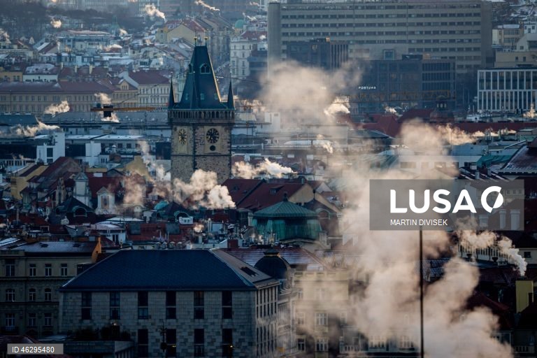 Temperaturas geladas em Praga. De acordo com o Instituto Hidrometeorológico Checo, à noite e no início da manhã, as temperaturas cairão para até 14 graus Celsius negativos na República Checa.