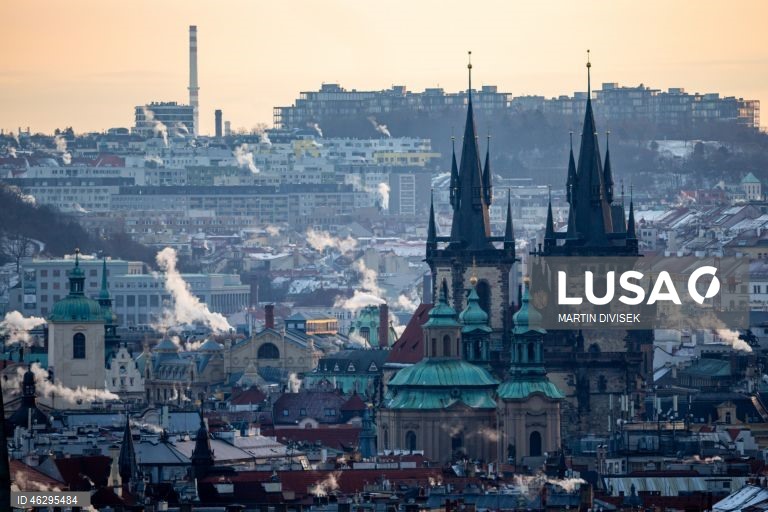 Temperaturas geladas em Praga. De acordo com o Instituto Hidrometeorológico Checo, à noite e no início da manhã, as temperaturas cairão para até 14 graus Celsius negativos na República Checa.