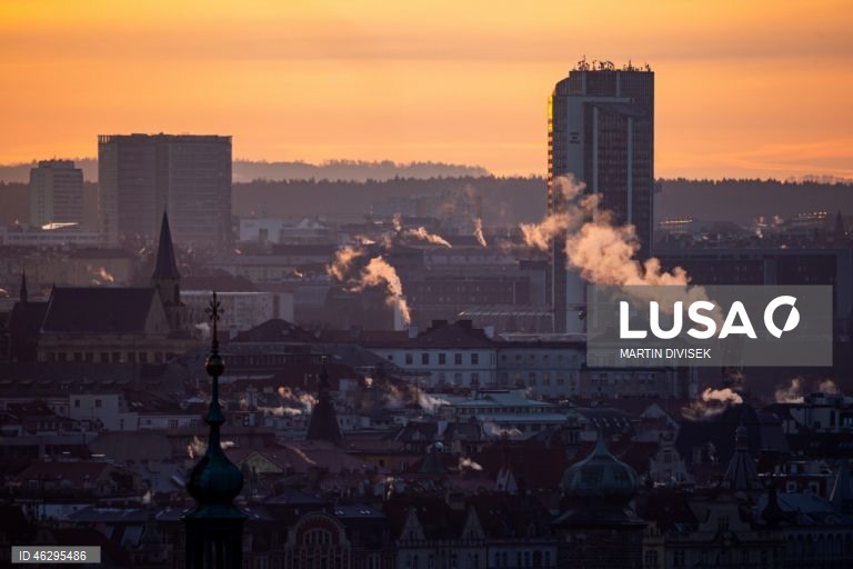 Temperaturas geladas em Praga. De acordo com o Instituto Hidrometeorológico Checo, à noite e no início da manhã, as temperaturas cairão para até 14 graus Celsius negativos na República Checa.