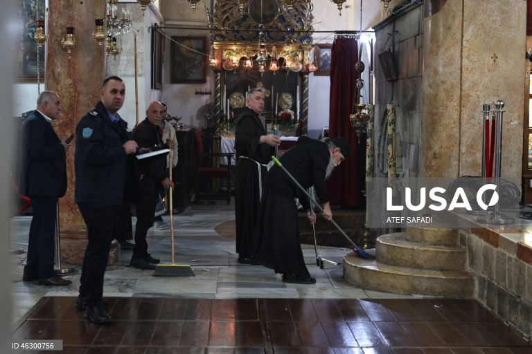Palestina: Cristãos ortodoxos celebram o nascimento de Jesus Cristo na Igreja da Navidade em Belém