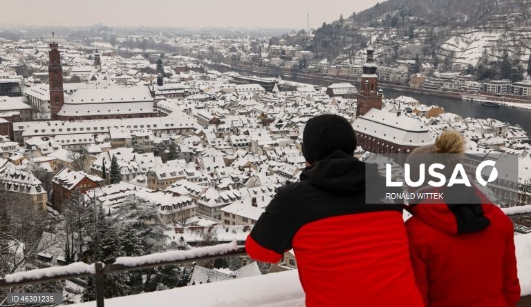 Alemanha: A neve cobre os telhados da cidade velha de Heidelberg