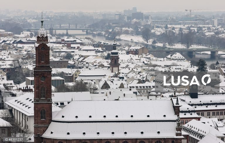 Alemanha: A neve cobre os telhados da cidade velha de Heidelberg