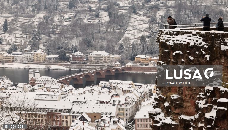 Alemanha: A neve cobre os telhados da cidade velha de Heidelberg