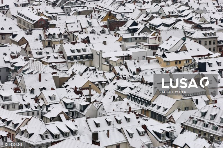 Alemanha: A neve cobre os telhados da cidade velha de Heidelberg