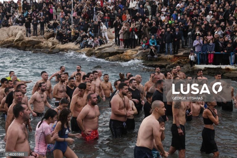 Nadadores participam na celebração ortodoxa do Dia da Epifania, na zona ribeirinha de Ormos de Afrodite, no distrito de Piraiki, em Pireu, Grécia. Os nadadores prepararam-se para a água fria para competir e apanhar a cruz que, segundo a tradição, traz saúde e felicidade à pessoa que a apanhar primeiro.