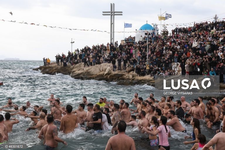 Nadadores participam na celebração ortodoxa do Dia da Epifania, na zona ribeirinha de Ormos de Afrodite, no distrito de Piraiki, em Pireu, Grécia. Os nadadores prepararam-se para a água fria para competir e apanhar a cruz que, segundo a tradição, traz saúde e felicidade à pessoa que a apanhar primeiro.