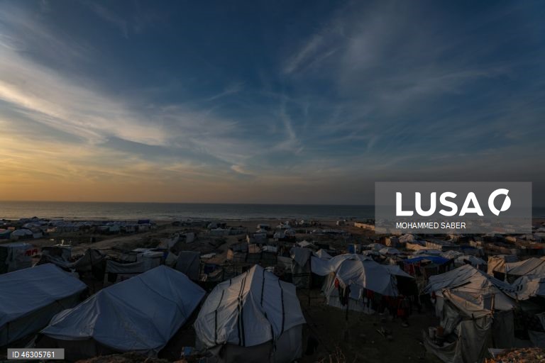 Famílias palestinianas deslocadas na zona oeste da cidade de Gaza