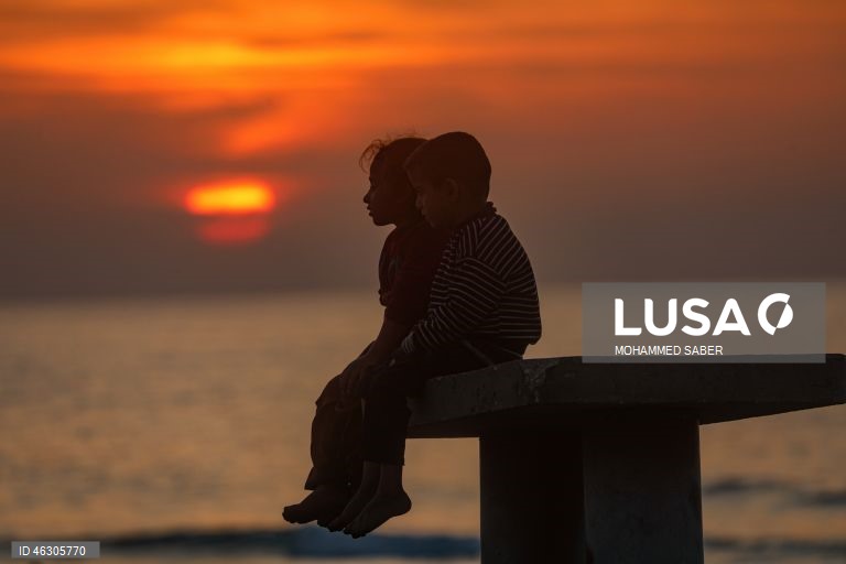 Famílias palestinianas deslocadas na zona oeste da cidade de Gaza