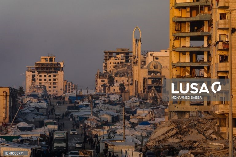 Famílias palestinianas deslocadas na zona oeste da cidade de Gaza