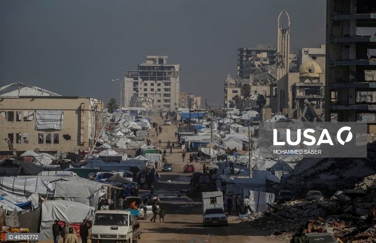 Famílias palestinianas deslocadas na zona oeste da cidade de Gaza