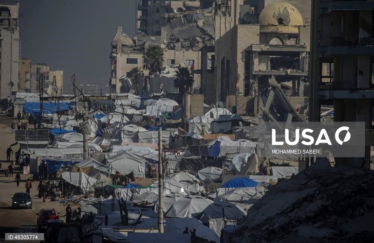 Famílias palestinianas deslocadas na zona oeste da cidade de Gaza