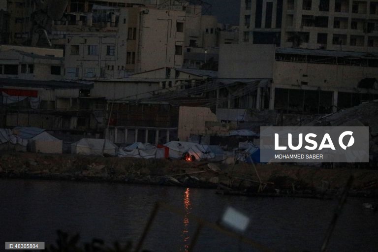 Famílias palestinianas deslocadas na zona oeste da cidade de Gaza