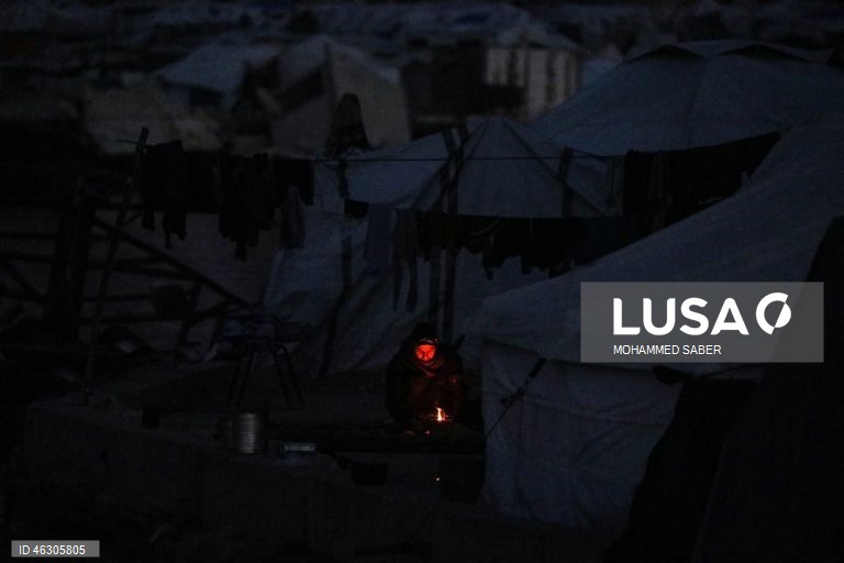 Famílias palestinianas deslocadas na zona oeste da cidade de Gaza