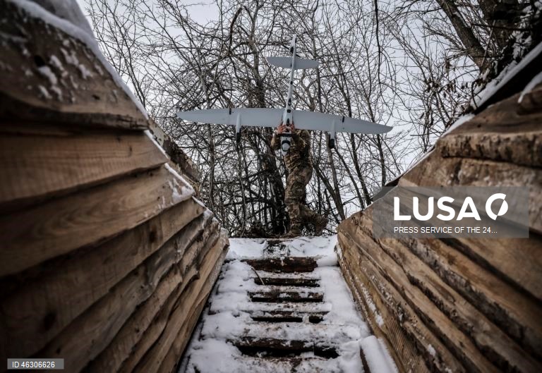 Urcânia: Militares ucranianos operam drone na região de Donetsk