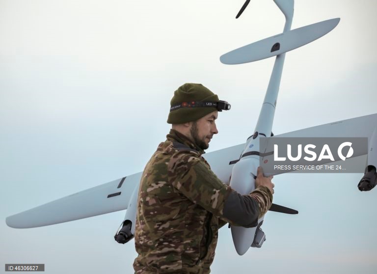 Urcânia: Militares ucranianos operam drone na região de Donetsk