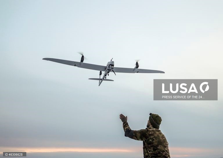 Urcânia: Militares ucranianos operam drone na região de Donetsk
