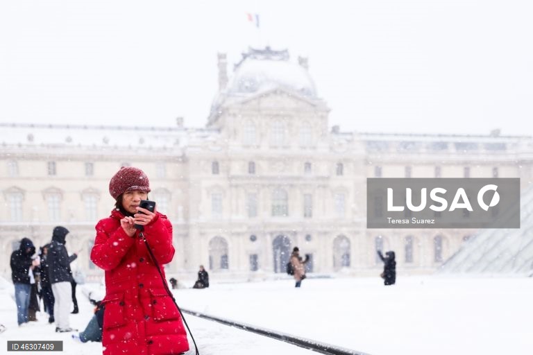 França: Manto branco de neve cobre Paris