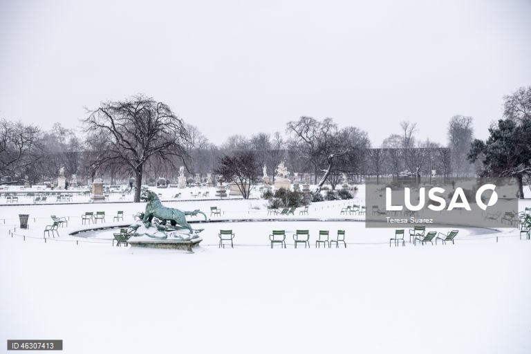 França: Manto branco de neve cobre Paris