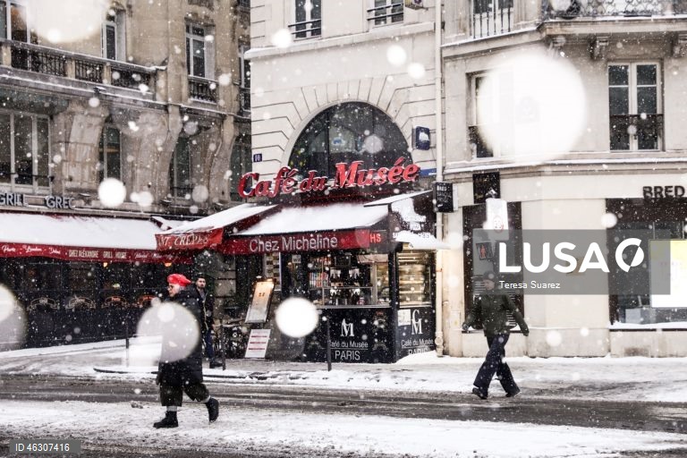 França: Manto branco de neve cobre Paris