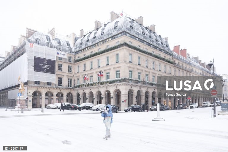 França: Manto branco de neve cobre Paris