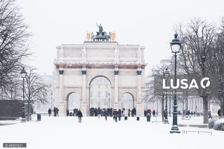 França: Manto branco de neve cobre Paris
