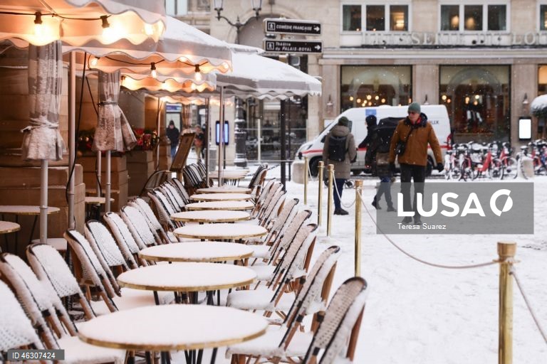 França: Manto branco de neve cobre Paris