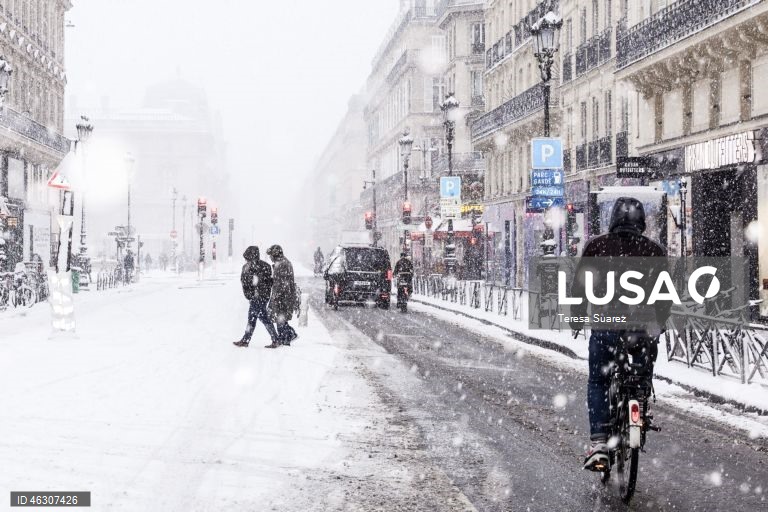 França: Manto branco de neve cobre Paris