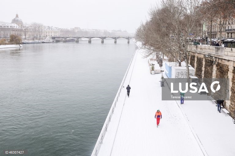 França: Manto branco de neve cobre Paris