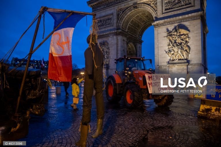 França: Agricultores protestam contra acordo com o Mercosul em Paris