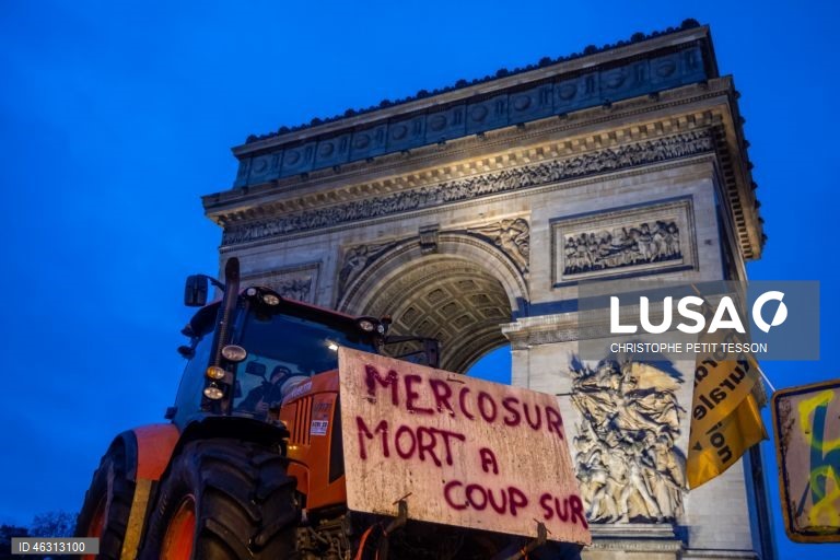 França: Agricultores protestam contra acordo com o Mercosul em Paris