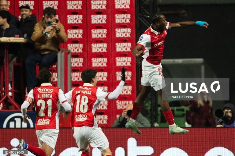 O Vitória de Guimarães diversificou hoje o seu historial ao conquistar a Taça da Liga de futebol, frente ao Sporting de Braga, completando o pleno de taças nacionais, ao juntá-la à Taça de Portugal e à Supertaça Cândido de Oliveira.