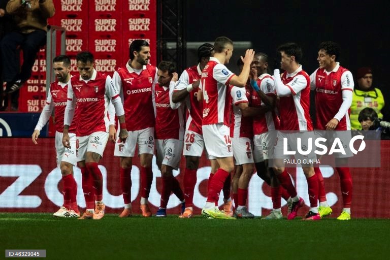 O Vitória de Guimarães diversificou hoje o seu historial ao conquistar a Taça da Liga de futebol, frente ao Sporting de Braga, completando o pleno de taças nacionais, ao juntá-la à Taça de Portugal e à Supertaça Cândido de Oliveira.