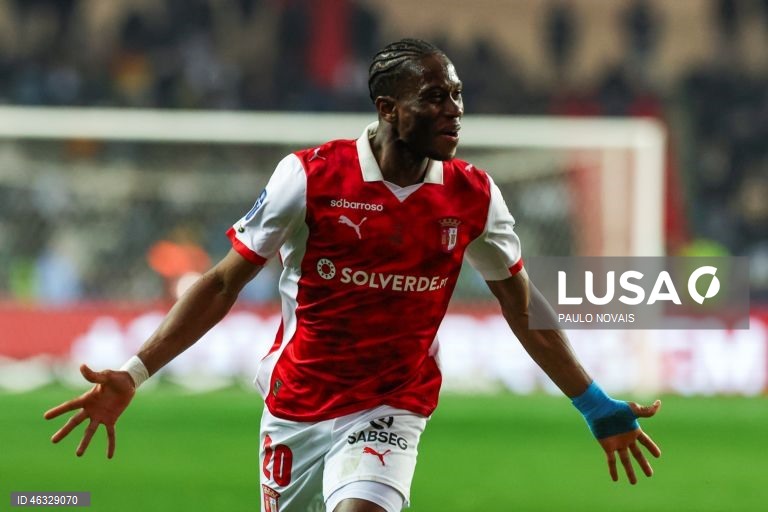 O Vitória de Guimarães diversificou hoje o seu historial ao conquistar a Taça da Liga de futebol, frente ao Sporting de Braga, completando o pleno de taças nacionais, ao juntá-la à Taça de Portugal e à Supertaça Cândido de Oliveira.