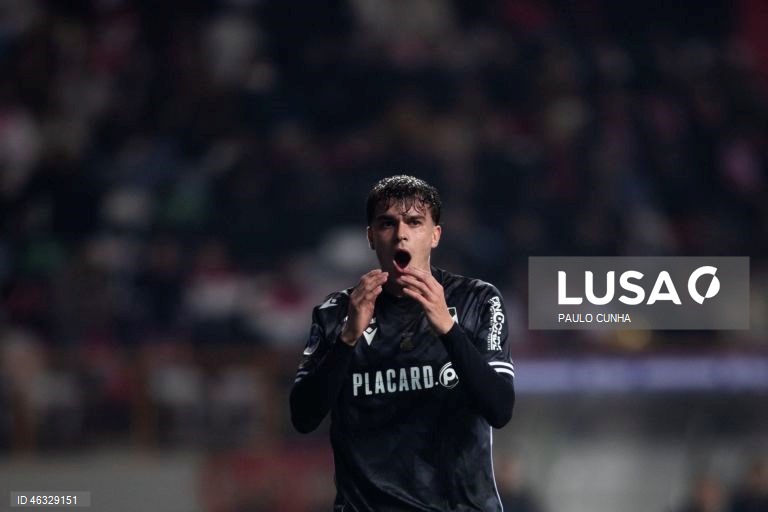 O Vitória de Guimarães diversificou hoje o seu historial ao conquistar a Taça da Liga de futebol, frente ao Sporting de Braga, completando o pleno de taças nacionais, ao juntá-la à Taça de Portugal e à Supertaça Cândido de Oliveira.