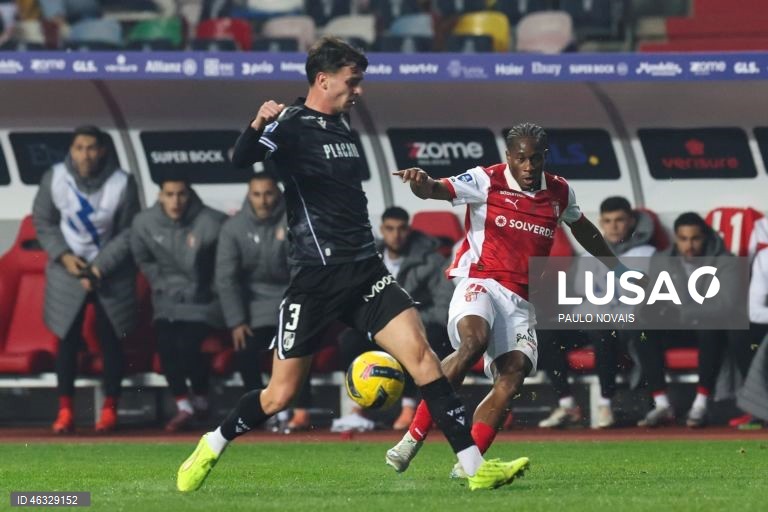 O Vitória de Guimarães diversificou hoje o seu historial ao conquistar a Taça da Liga de futebol, frente ao Sporting de Braga, completando o pleno de taças nacionais, ao juntá-la à Taça de Portugal e à Supertaça Cândido de Oliveira.