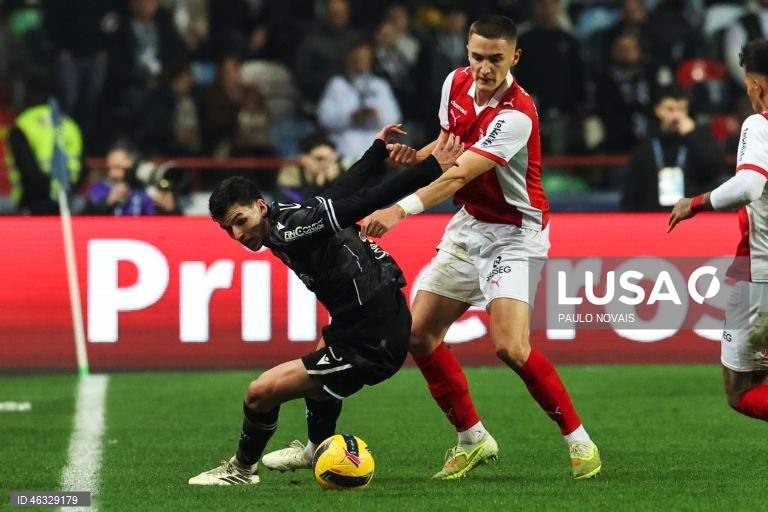 O Vitória de Guimarães diversificou hoje o seu historial ao conquistar a Taça da Liga de futebol, frente ao Sporting de Braga, completando o pleno de taças nacionais, ao juntá-la à Taça de Portugal e à Supertaça Cândido de Oliveira.