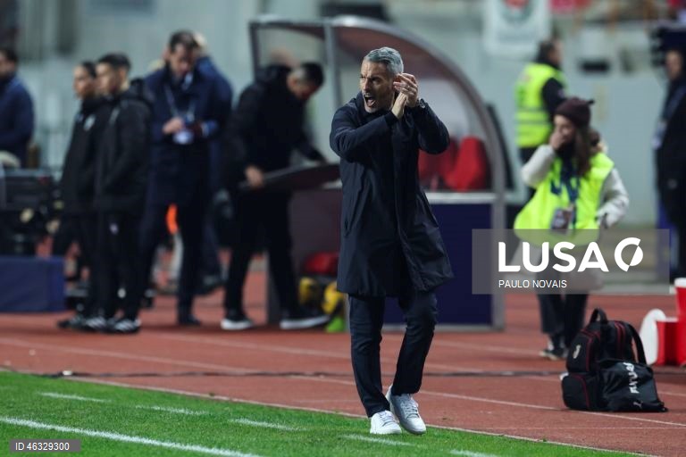 O Vitória de Guimarães diversificou hoje o seu historial ao conquistar a Taça da Liga de futebol, frente ao Sporting de Braga, completando o pleno de taças nacionais, ao juntá-la à Taça de Portugal e à Supertaça Cândido de Oliveira.