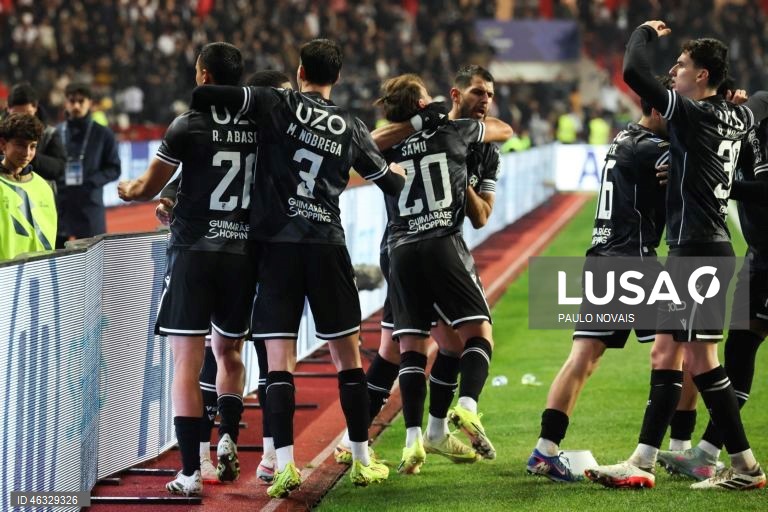 O Vitória de Guimarães diversificou hoje o seu historial ao conquistar a Taça da Liga de futebol, frente ao Sporting de Braga, completando o pleno de taças nacionais, ao juntá-la à Taça de Portugal e à Supertaça Cândido de Oliveira.